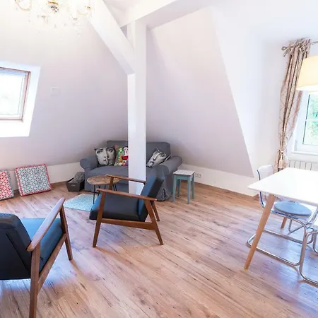 Daire Golding - Flat 2 *