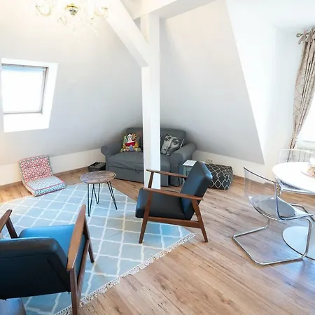 Golding - Flat 2 *